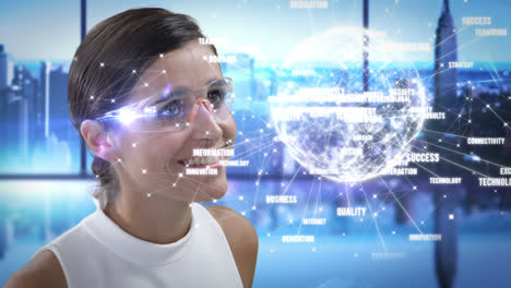una mujer sonriente está usando gafas futuristas.
