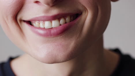 primer plano de la cara de una mujer sonriente