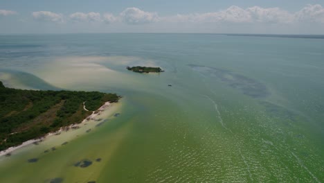 sobrevuelo aéreo de la laguna poco profunda en la isla holbox, banco de arena en la isla paradisíaca, atracción turística