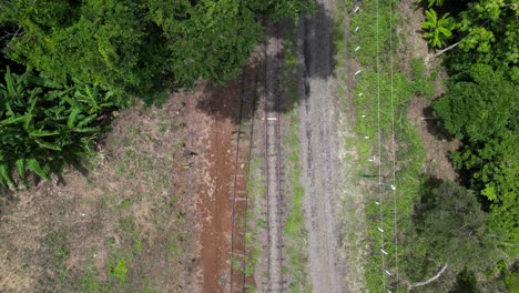 Drohnenaufnahme-über-Dem-Kopf-Einer-Alten,-Verlassenen-Eisenbahnstrecke-Im-Ländlichen-Costa-Rica