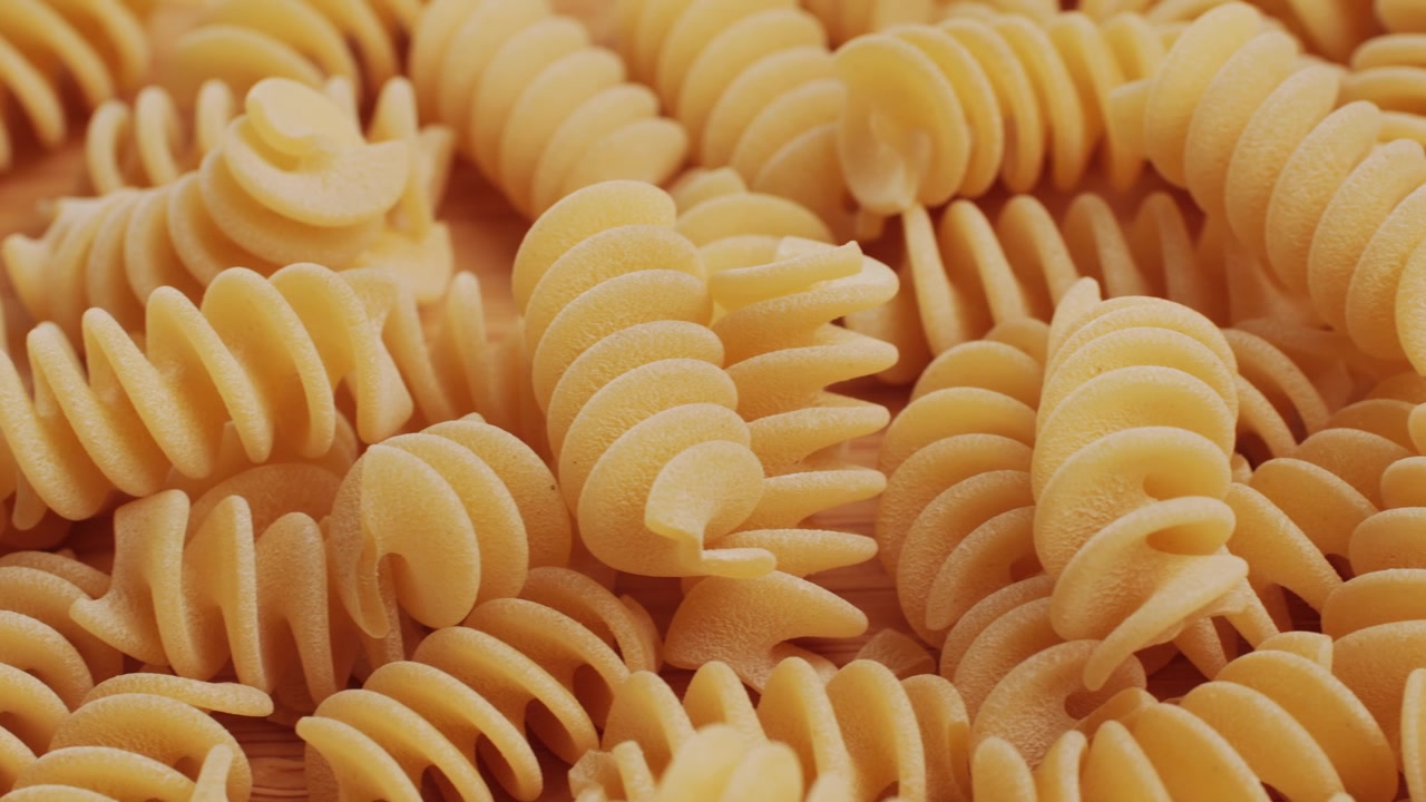 Primo piano di fusilli a spirale crudi