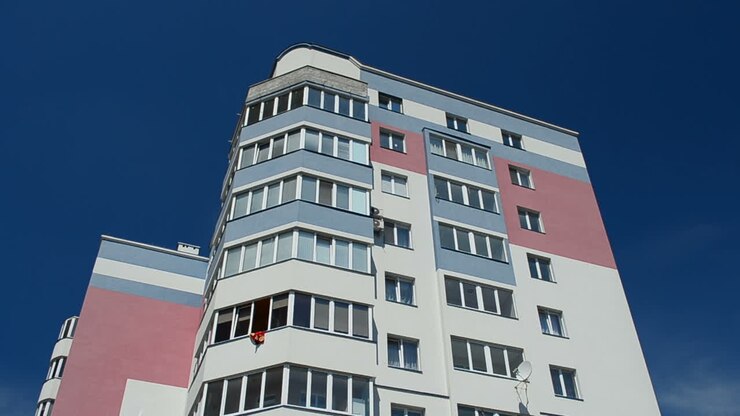 Casa contra o céu. Fotografado no verão.