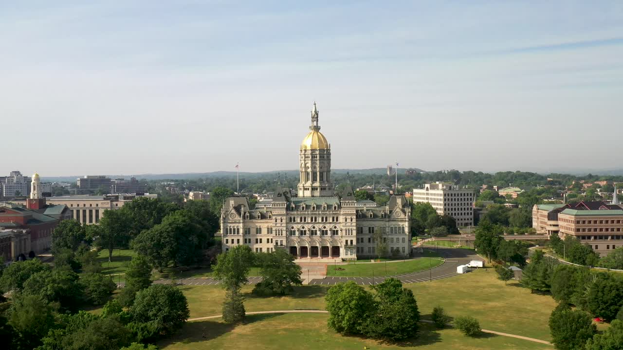 edificio del capitolio del estado de connecticut en hartford, connecticut con video de drones moviéndose hacia abajo.
