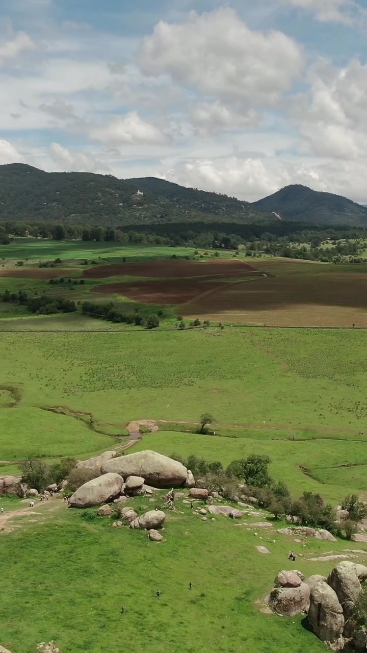 Formazioni rocciose di Las Piedrotas in un vasto paesaggio di Tapalpa, Jalisco, Messico con turisti, vista aerea.