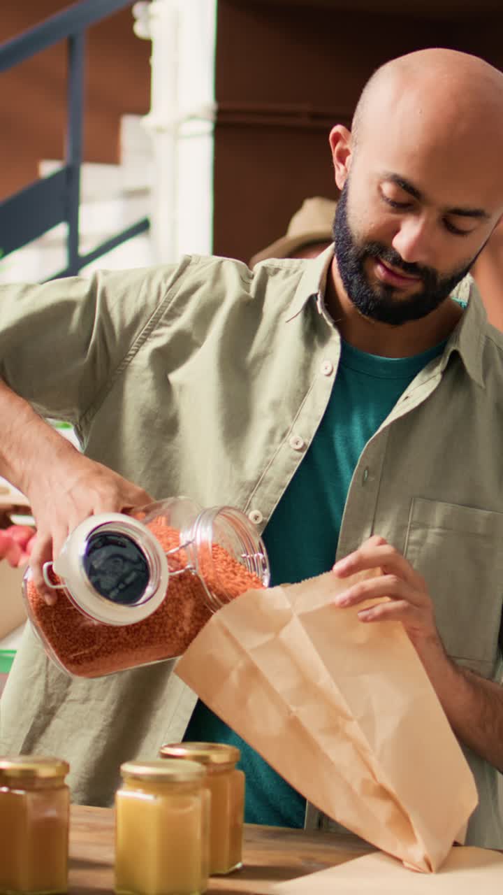 Video verticale: cliente che acquista cereali da un venditore locale