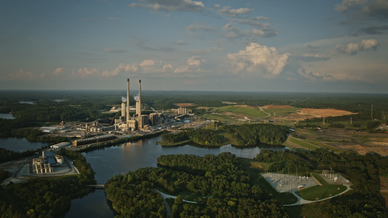 Iperlapse timelapse di una centrale elettrica al largo del lago Hyco in Carolina del Nord durante l'ora d'oro del tramonto.