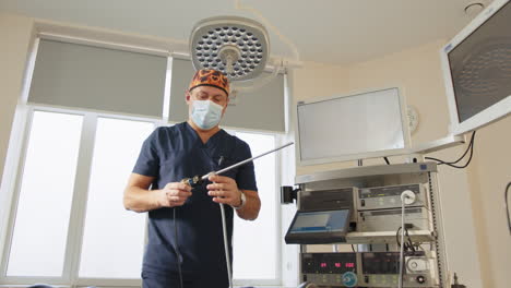 cirujano que realiza el procedimiento de endoscopia