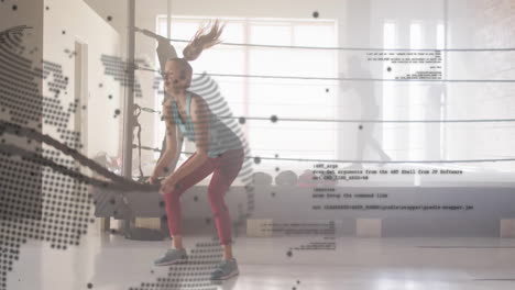 animación de procesamiento de datos y globo sobre mujer caucásica haciendo ejercicio en el gimnasio