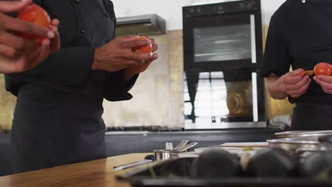 Chef-Femenina-Caucásica-Enseñando-A-Grupo-Diverso