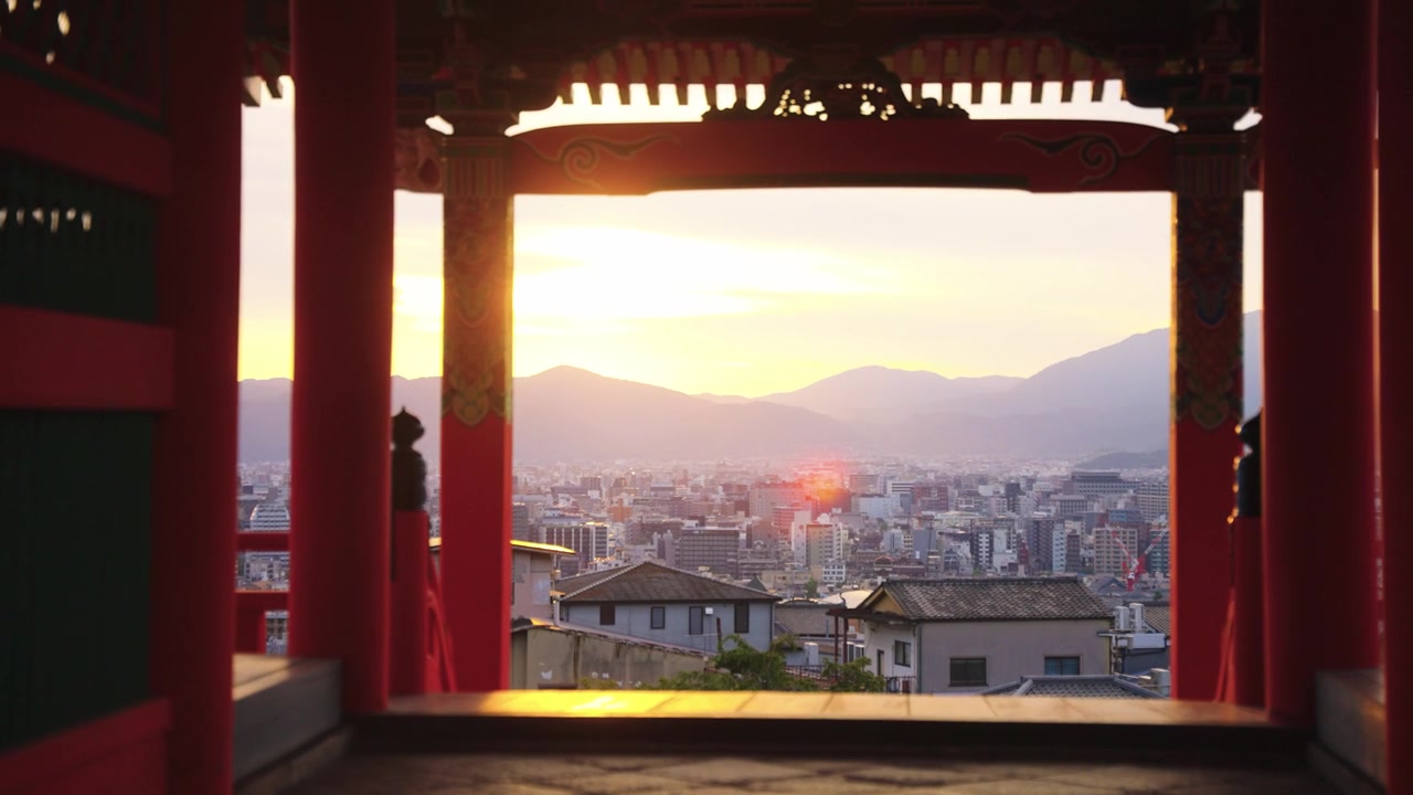Kyoto nel tardo pomeriggio, tramonto sulla città da Kiyomizu-dera, Giappone 4k