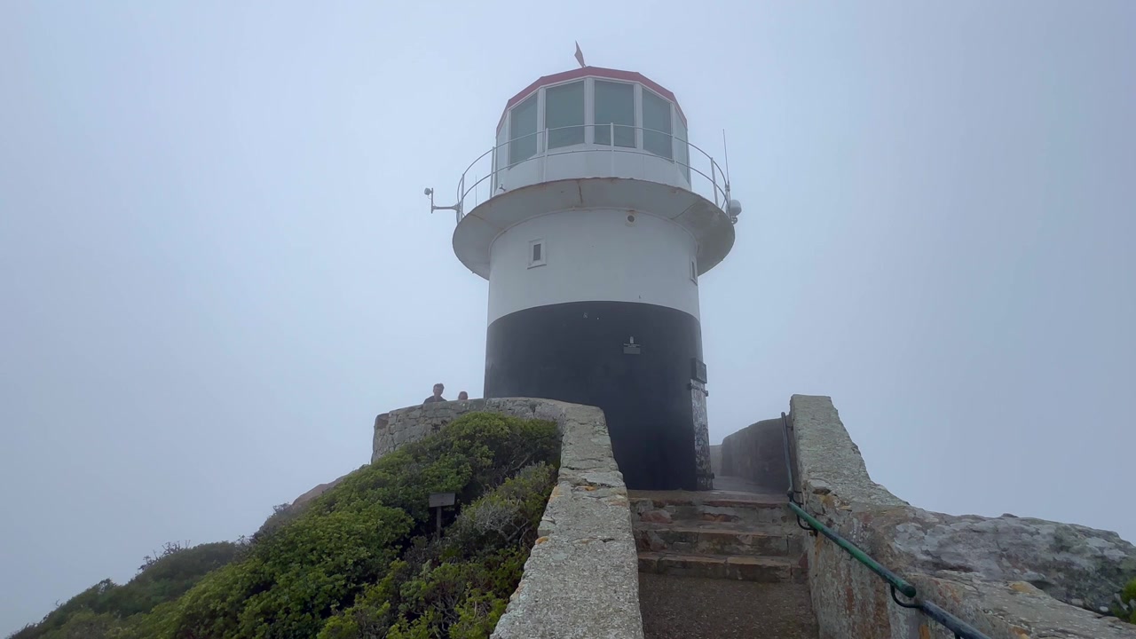 Mercusuar Cape Point tua di pagi berkabut di Afrika Selatan