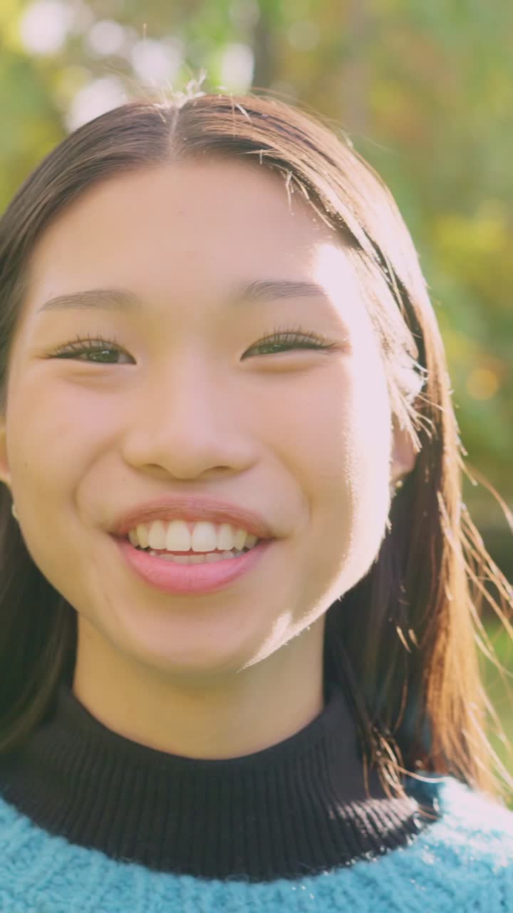 웃는 젊은 여성의 클로즈업 초상화