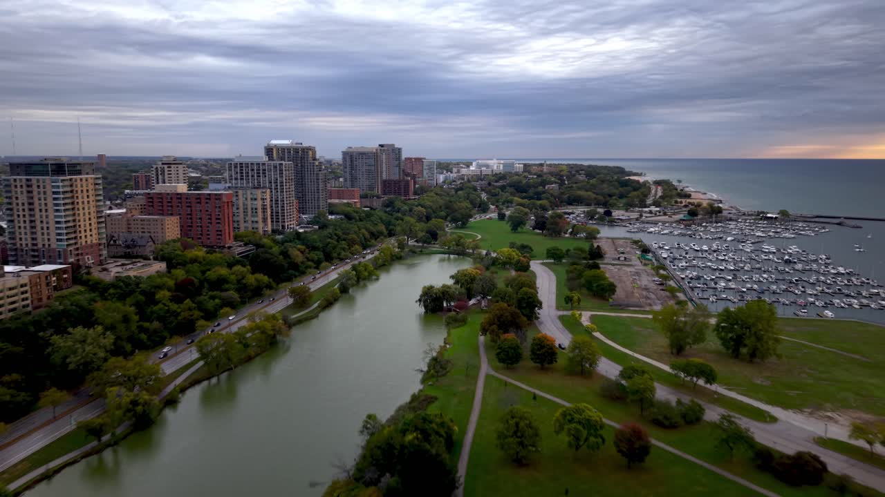 마리나와 밀워키 위스콘신 스카이라인의 항공 뷰