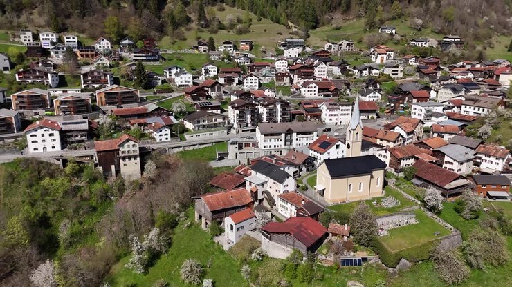 Ripresa aerea con drone di una chiesa svizzera nella famosa cittadina di Trin in una giornata di sole in Svizzera.