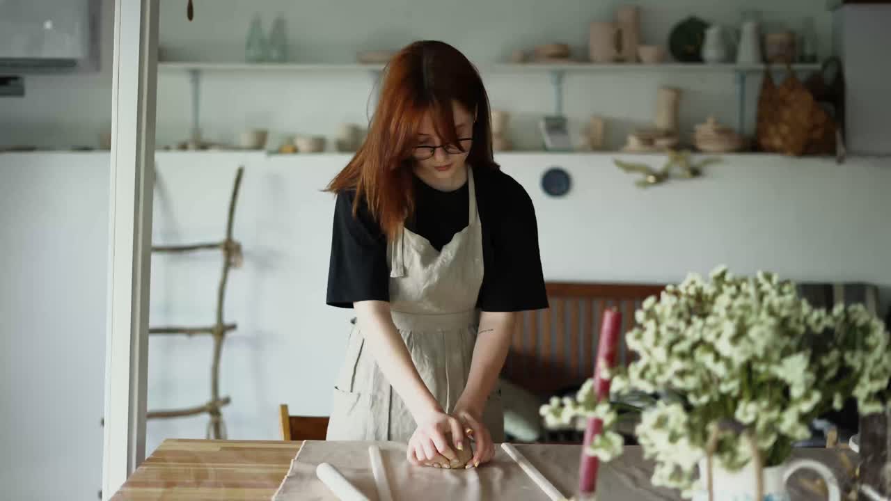 ⁇ 은 머리의 소녀 도자기가 점토에서 제품을 만 ⁇ 니다.