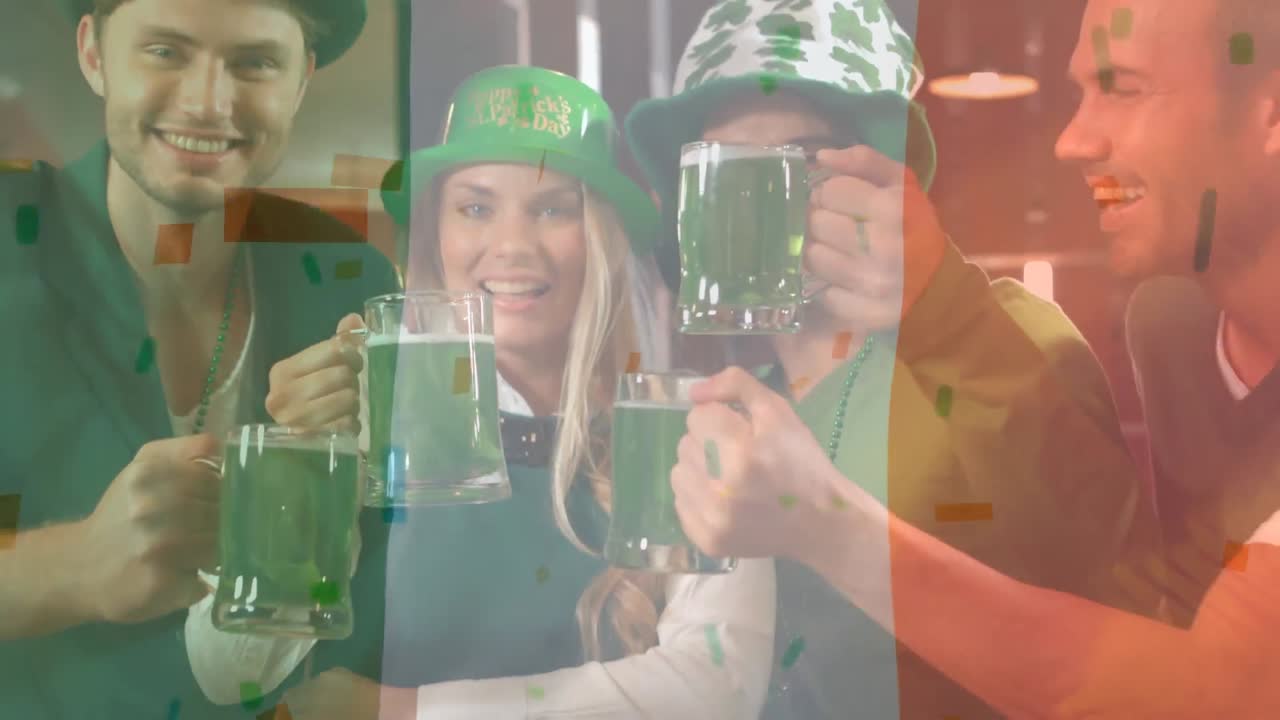 Personas irlandesas brindando juntas por el Día de San Patricio con una bandera irlandesa de fondo.