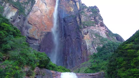 las cataratas de ángel cautivan a los visitantes con su caída vertical y la aspersión de niebla que envuelve el exuberante paisaje circundante.