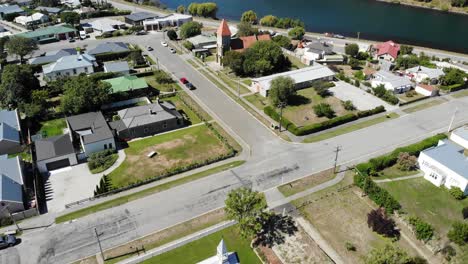 Aerial-view,-residential-neighborhood-of-Cromwell,-small-town-in-central-Otago,-New-Zealand-on-sunny-summer-day