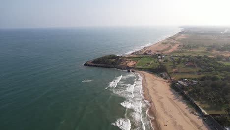 Toma-Aérea-Del-Templo-Costero-En-Chennai,-India.