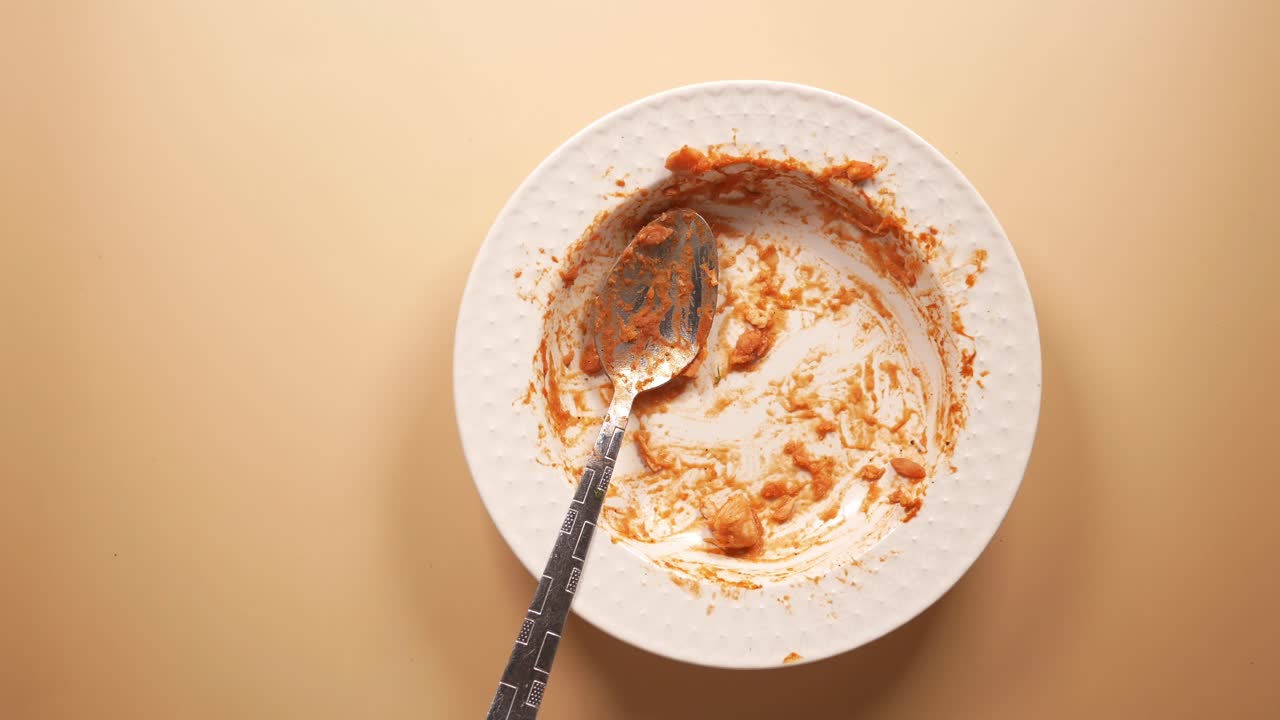 plato vacío con restos de comida