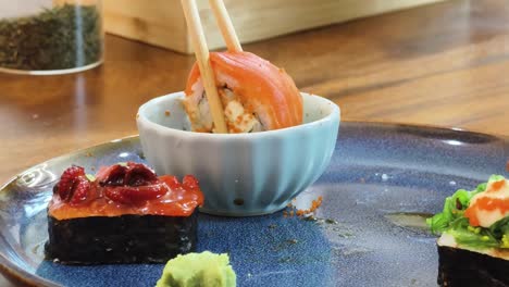 comiendo sushi de salmón con palillos