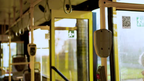 máquina de billetes en el autobús
