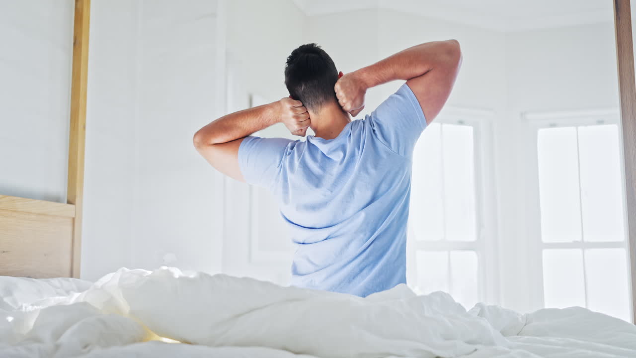 Mattina, uomo a letto che si allunga e momento del risveglio