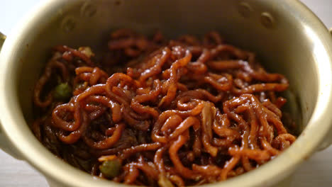 Koreanische-Schwarze-Spaghetti-Oder-Instant-Nudeln-Mit-Gerösteter-Chajung-Sojabohnensauce---Koreanischer-Essensstil