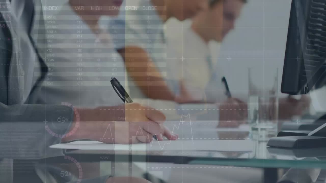 animación del procesamiento de datos financieros sobre diversas personas de negocios que trabajan en la oficina