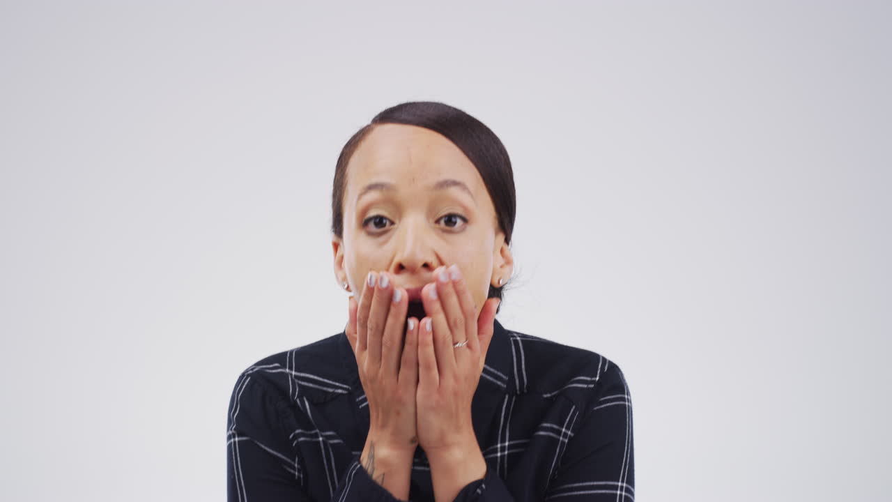 회색에 맞서 충격을 받은 젊은 남자가