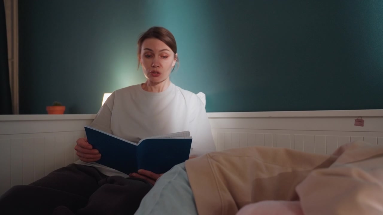 Lettura serale tranquilla con tutor attento. Atmosfera calma con pratica linguistica mirata a casa. Ambiente domestico serale illuminato delicatamente durante una sessione di coaching linguistico paziente.
