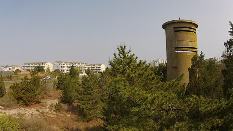tiro aéreo bajo se mueve hacia atrás desde la torre de vigilancia de la segunda guerra mundial