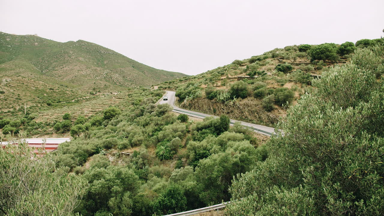 coches conduciendo por una carretera en un paisaje montañoso
