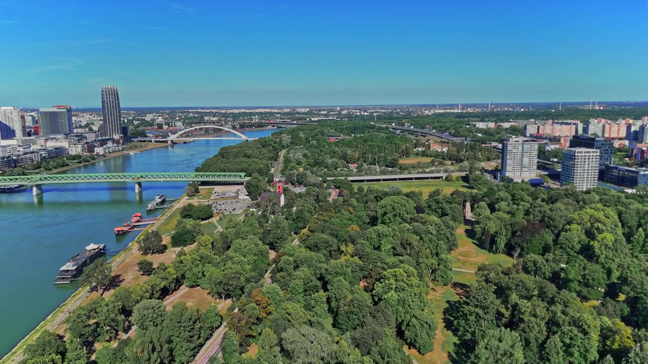 Vista de Bratislava mostrando o horizonte da cidade, o rio e uma área de parque verde.