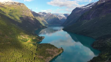 prachtige natuur noorwegen natuurlijk landschap lovatnet meer.