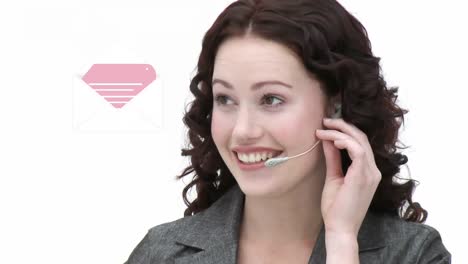 animación del icono de las redes sociales sobre una mujer que usa auriculares de teléfono