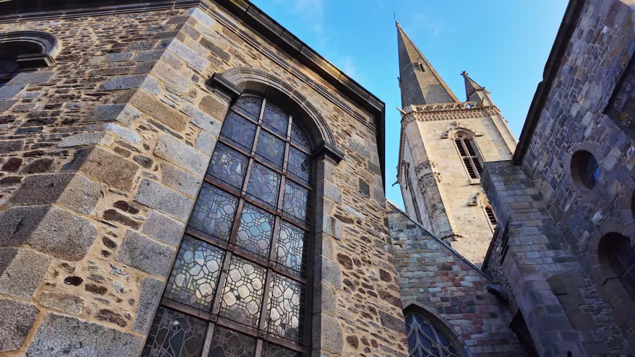 Veduta esterna di una grande vetrata della Cattedrale di Saint-Vincent, a Saint-Malo in Bretagna, Francia.