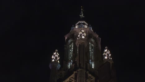 lluvia y trueno con iluminación y torre de aguja arquitectura tradicional edificio europeo en la noche
