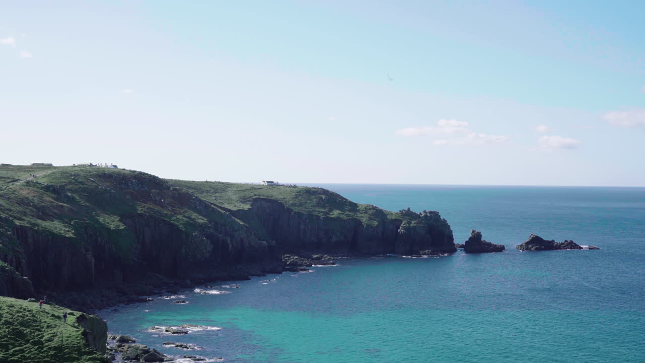 청록색 푸른 바다로 둘러싸인 영국 콘월에 있는 땅 끝의 바위가 많은 해안선에 있는 절벽 - 정적 샷
