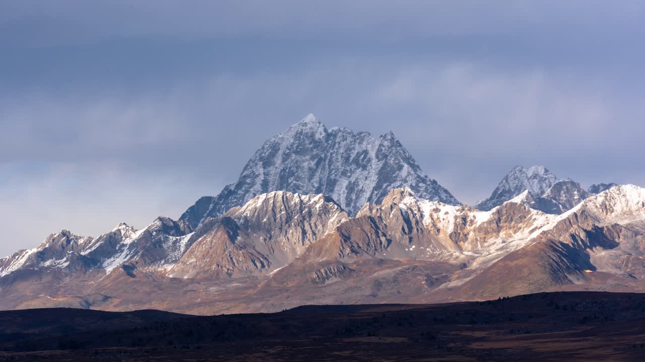 movimiento del lapso de tiempo de las nubes sobre el monte yala en el oeste de sichuan, china