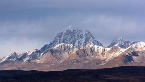 Bewegungszeitraffer-Von-Wolken-über-Dem-Berg-Yala-Im-Westen-Von-Sichuan,-China