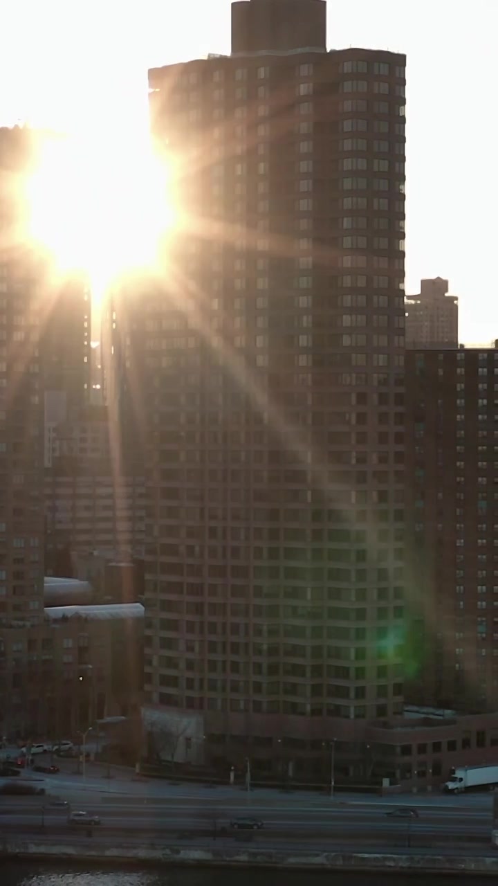 Vista do horizonte da cidade de Nova York ao pôr do sol com edifícios e rio