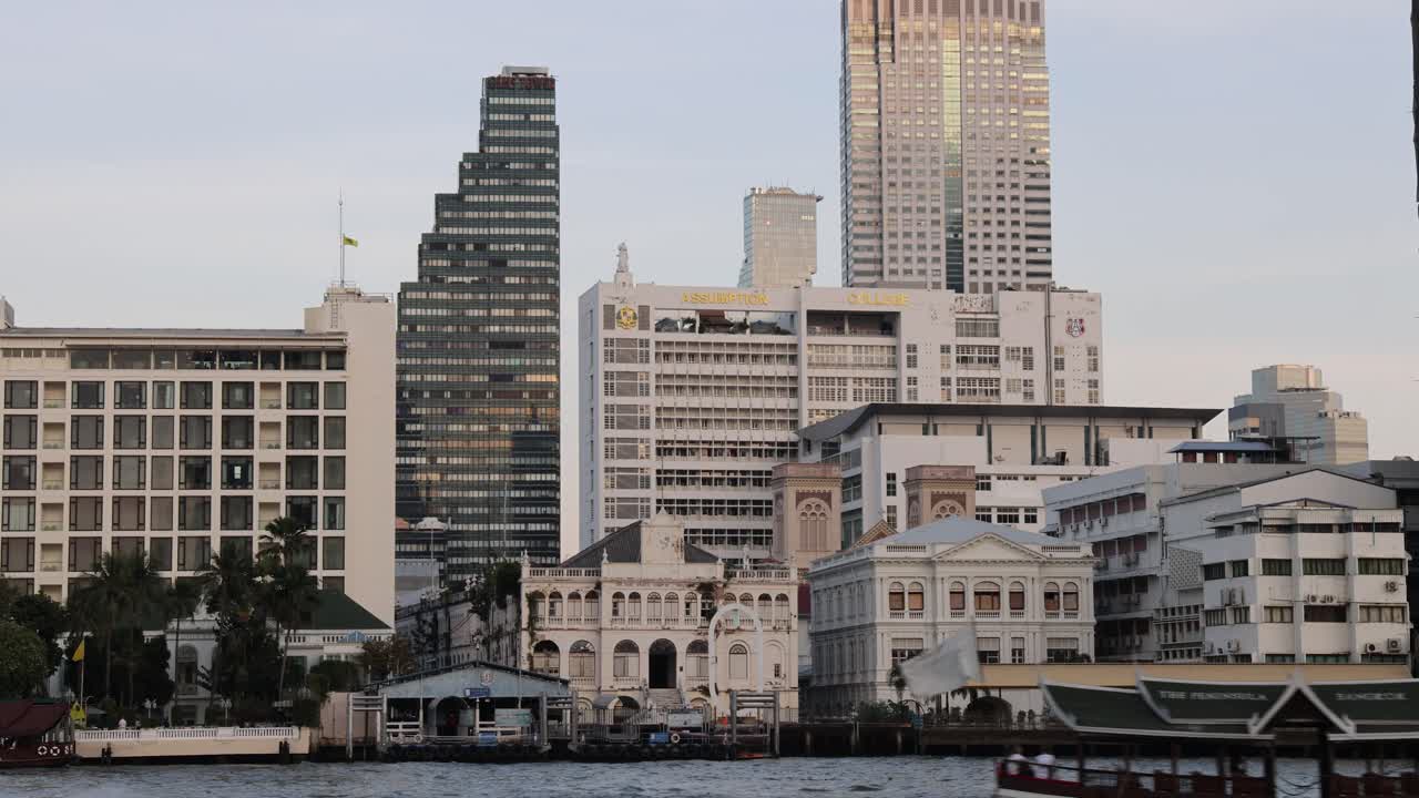 바쁜 도시 강변을 따라 움직이는 배