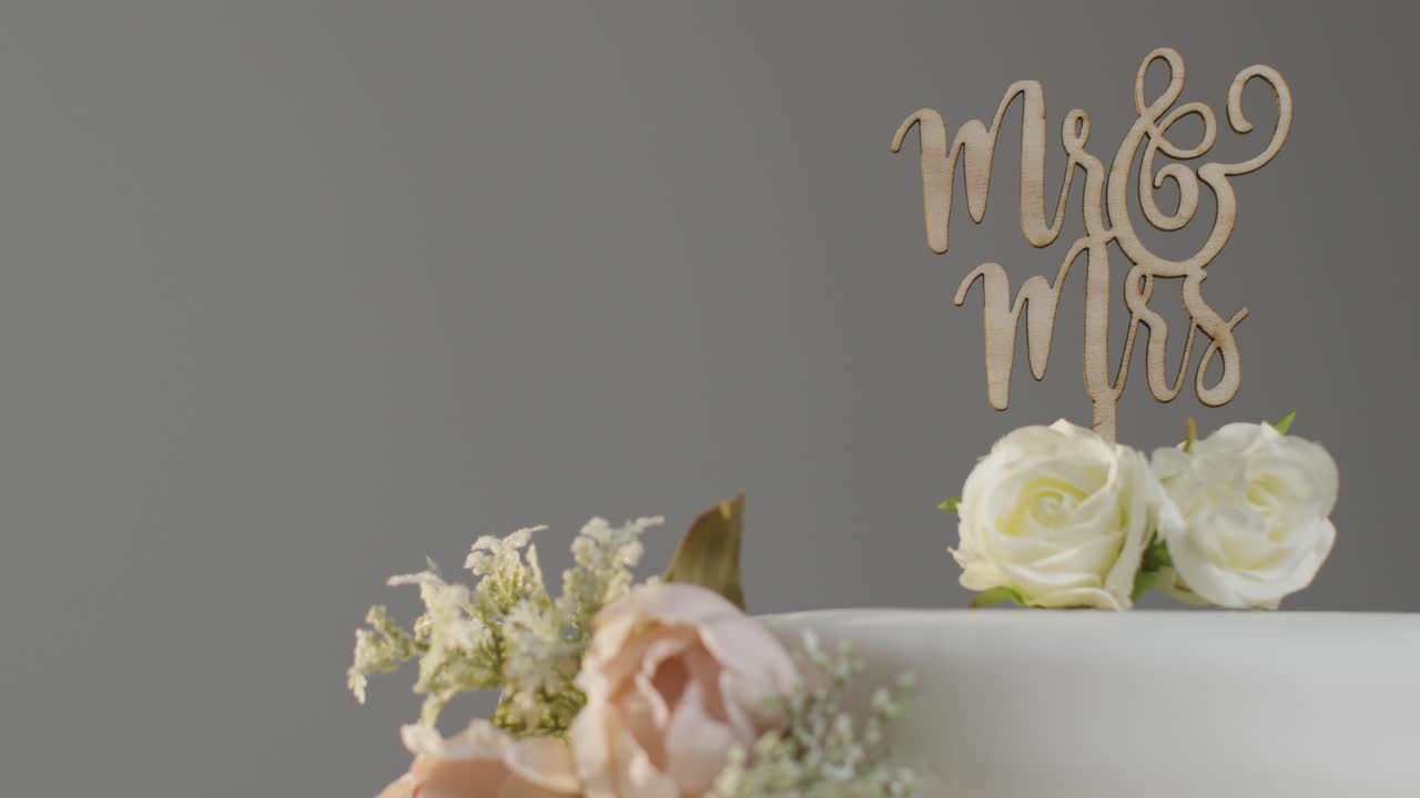 결혼식 리셉션 2에서 회색 스튜디오 배경에 맞춰 결혼 케이크의 클로즈업