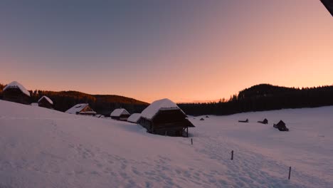 Lapsos-De-Tiempo-De-Un-Pueblo-De-Montaña-Al-Amanecer-Con-Hermosos-Colores-En-El-Cielo-En-Invierno-Con-Nieve-Y-Naturaleza-Cubierta-De-Nieve