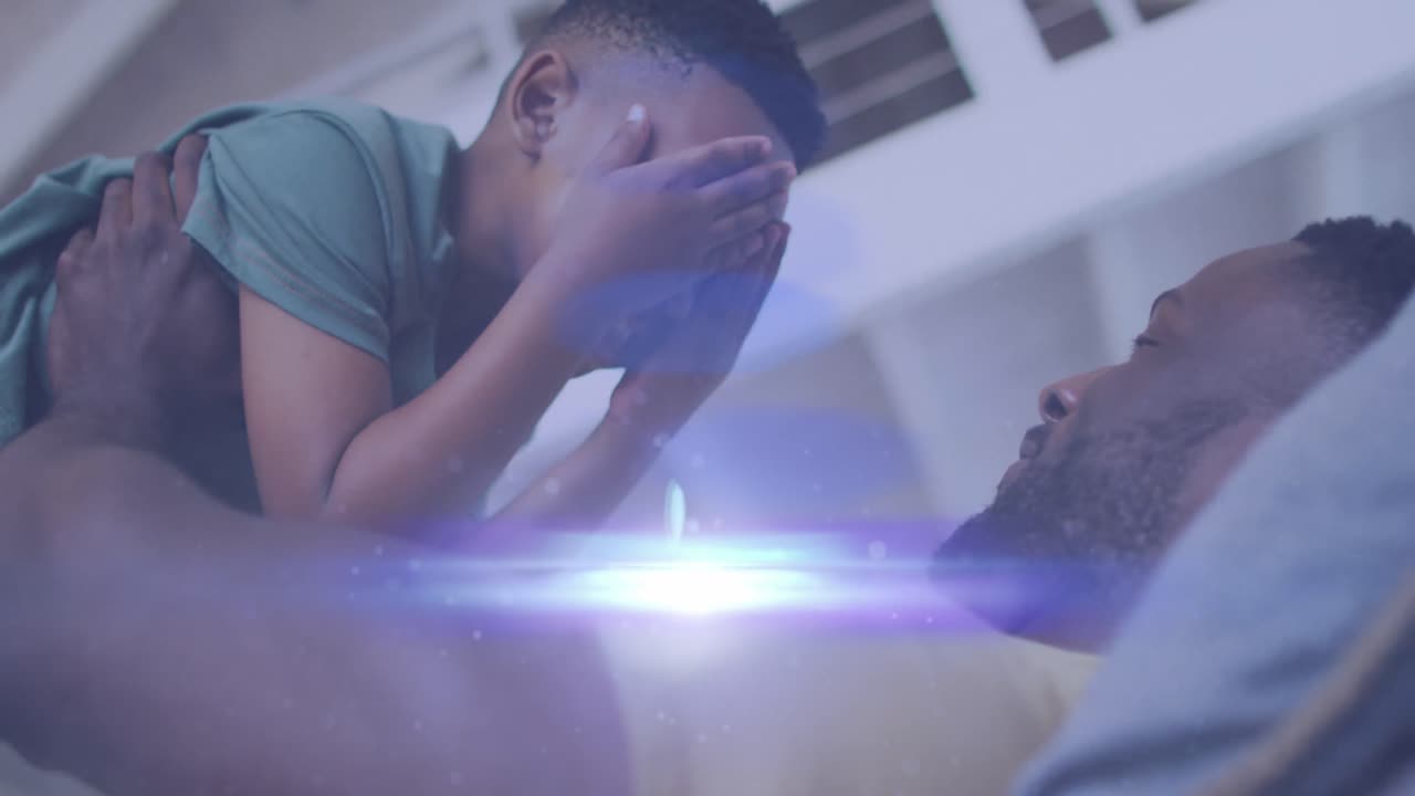 animación de luces sobre un feliz padre y hijo afroamericanos divirtiéndose en casa