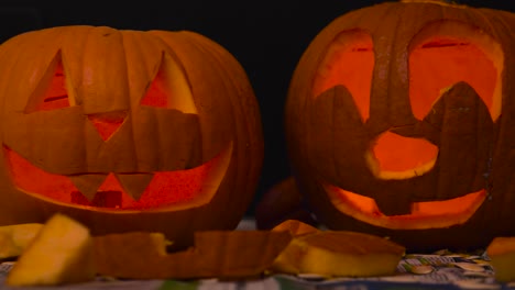 feliz halloween 2 jack o&#39; linternas resplandecientes deseando feliz halloween: adornos de calabaza tallada con velas encendidas en el interior