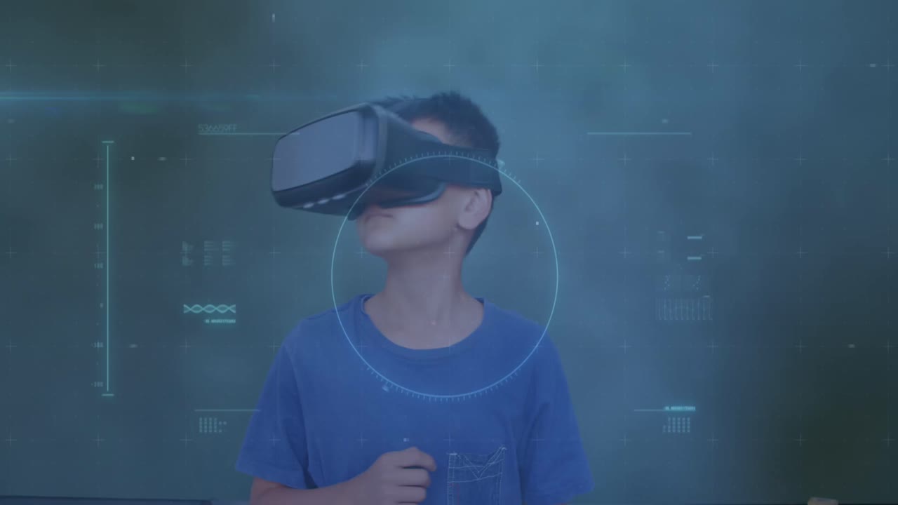 인포그래픽 인터페이스와 세포의 애니메이션 백인 소년이 가상 현실 헤드 ⁇ 으로 놀고 있습니다.