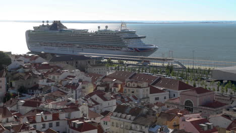 Großes-Kreuzfahrtschiff,-Das-In-Lissabon,-Aussichtspunkt-Santa-Luzia,-Portugal-Andockt--3