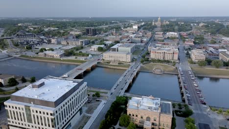 Iowa-state-capitol-building-in-Des-Moines,-Iowa-with-drone-video-moving-in-a-circle-wide-shot